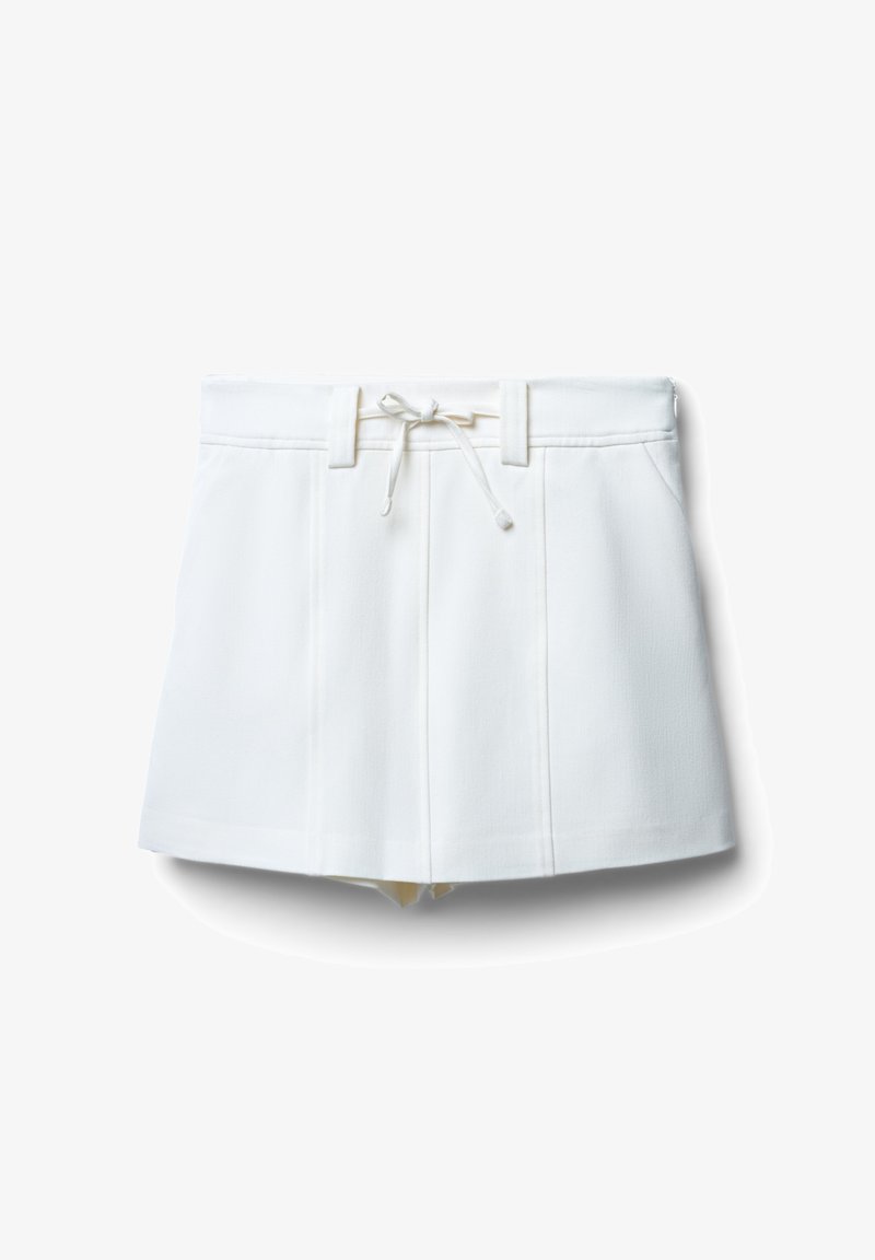 Weiße Shorts aus strukturiertem Stoff, mit einem elastischen Kordelzugbund, schrägen Seitentaschen und einem strukturierten, ausgestellten Design.