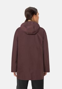 Wasserfeste kastanienbraune Jacke mit Kapuze, gerade geschnitten, mit langen Ärmeln und glatter Textur. Rückansicht mit minimalen Nähten.