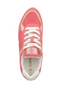 Růžová atletická bota z materiálů mesh a kůže. Vybavena bílými tkaničkami, polstrovaným límcem a logem na jazyku. Velikost 38.