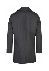 Grijze jas met een brede kraag, licht getailleerde vorm, mouwen van gemiddelde lengte en een rugventilatie. Heeft een kleine driekleurige accent bij de kraag.