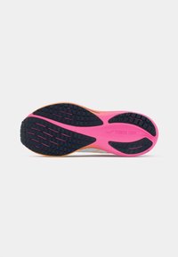 Shoe sole med en livlig pink og orange mellemsål, struktureret sort gummi ydersål og designet til greb med flere riller og kanter.
