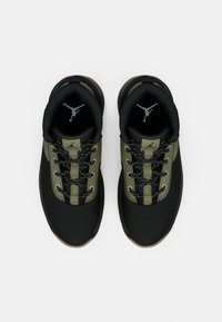 Μαύρα και ελαιόλαδα αθλητικά παπούτσια με μαλακό υφασμάτινο επάνω μέρος, υφασμένο καουτσούκ σόλα, στρογγυλά κορδόνια και λογότυπο στην γλώσσα.