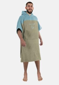 Kapuzenschlafanzug aus blauer und olivgrüner Frottierware, mit einer Fronttasche und einem Markenlogo auf der Brust. Weicher Stoff, lockere Passform.