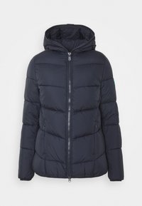 Doudoune bleu marine avec capuche, dotée d'une fermeture éclair à l'avant, de coutures horizontales et d'un petit accent vert sur l'épaule gauche.