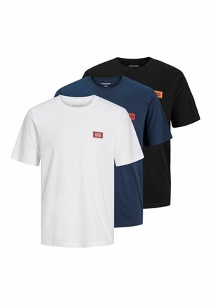 Trois t-shirts unis à col rond en blanc, bleu marine et noir avec un petit patch logo rouge sur le côté gauche de la poitrine.
