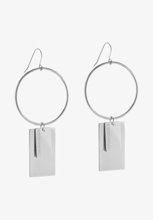 Zilveren hoepel oorbellen met rechthoekige hangers, voorzien van een gepolijste metalen afwerking en gegraveerd logo, opgehangen aan draad haken.