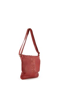 Rote Lederhandtasche mit Klappenverschluss, ausgestattet mit metallischen Nieten in einer vertikalen Linie und einem verstellbaren Schulterriemen. Glatte Textur.