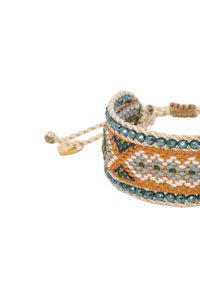 Vävt armband med orange, vitt och teal mönster, accentuerat med gröna pärlor, avslutat med en flätad snodd och ett guldfärgat spänne.