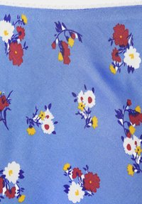 Tissu bleu clair avec des grappes dispersées de fleurs rouges, blanches et jaunes avec des tiges et des feuilles violettes.