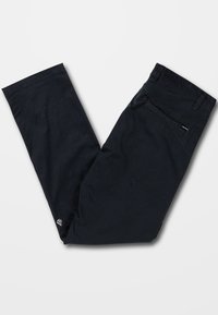 Schwarze Hosen aus Baumwollmischgewebe mit Gürtelschlaufen, einer Gesäßtasche und einem kleinen Logotag nahe dem Saum. Glatte Textur.