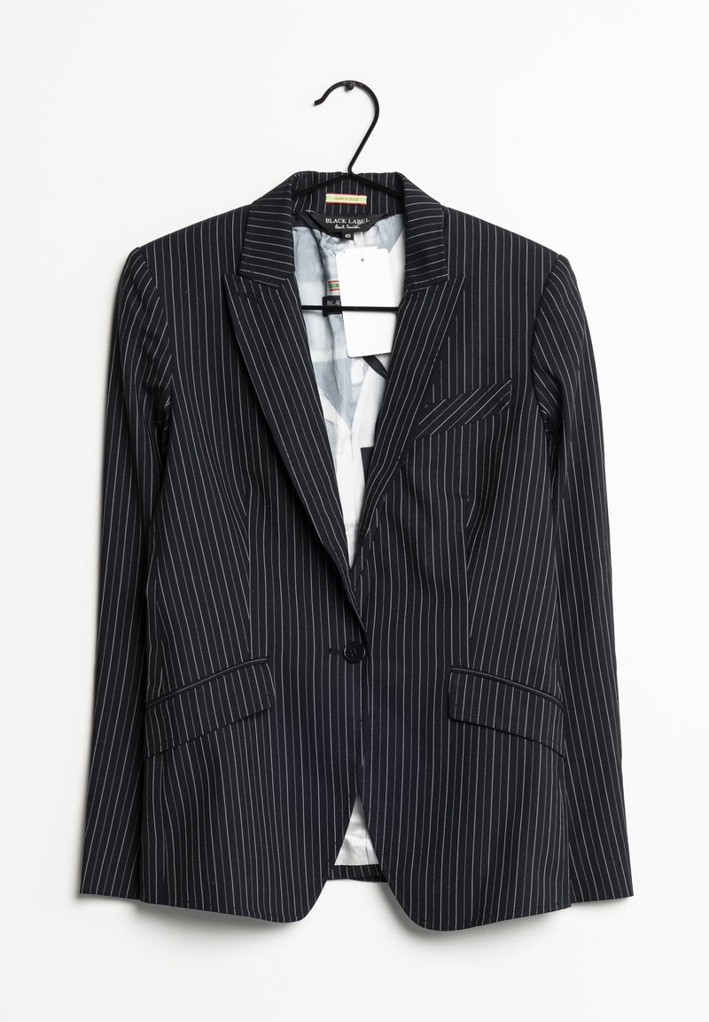 Blazer noir à fines rayures blanches sur un cintre, avec revers crantés, deux poches avant, une fermeture à un seul bouton et une texture de tissu lisse.