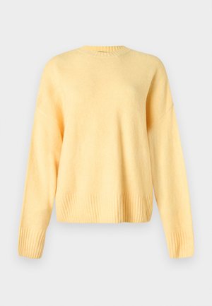 Maglione morbido giallo a maniche lunghe con scollo a girocostina, polsini e orlo a costine, mostrato su sfondo grigio chiaro uniforme.
