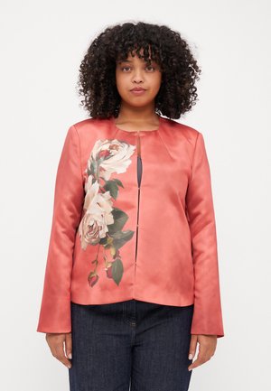 Satin blazer in koraal met een bloemenprint aan één kant, voorzien van een ronde halslijn en een sluiting aan de voorkant. Lange mouwen en een gladde textuur.