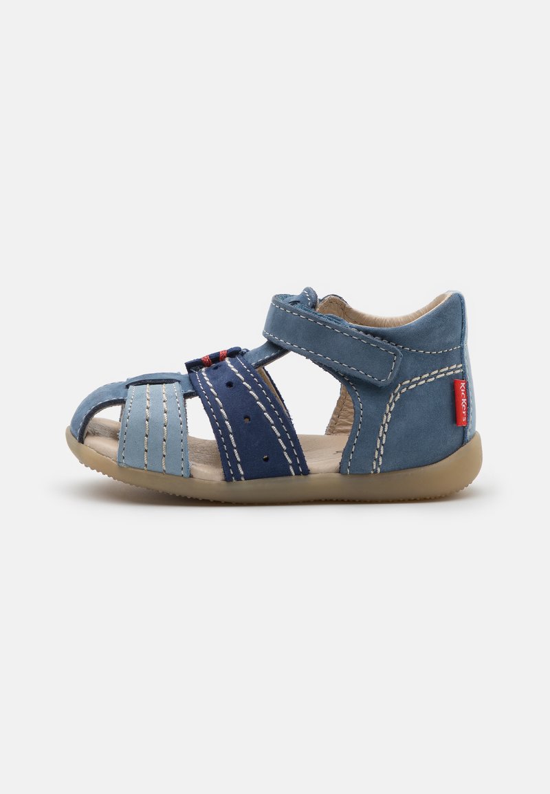 Sandal de cuero azul con punta abierta, correa ajustable y rayas azules en contraste. Presenta costuras ligeras y suela de goma para mayor tracción.