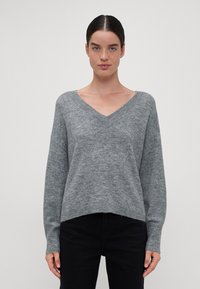 Vero Moda Tall VMJUPITER V NECK PULLOVER  - Pulover - medium grey melange