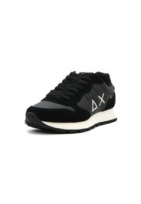 Sneaker nera e grigia con parte superiore in suede e mesh, punta rotonda, design con lacci, soletta bianca e accenti argentati del logo di lato.