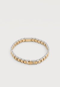 Διχρωμό μεταλλικό βραχιόλι με χρυσούς και ασημένιους ορθογώνιους κρίκους τοποθετημένους σε βρόχο σε λευκό φόντο.