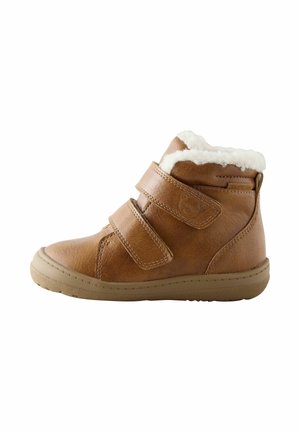 Botte d'hiver marron pour enfants avec deux bandes Velcro et une doublure en polaire blanche à l'intérieur et autour de la cheville.