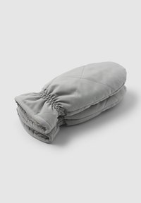 Presina da forno imbottita di un grigio chiaro isolato con polsino elastico, distesa su una superficie bianca.