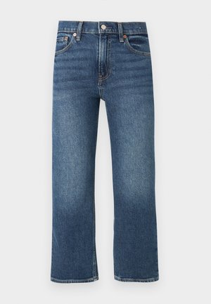 Jean denim bleu droit avec bouton à l'avant, fermeture éclair et design à cinq poches sur fond blanc.