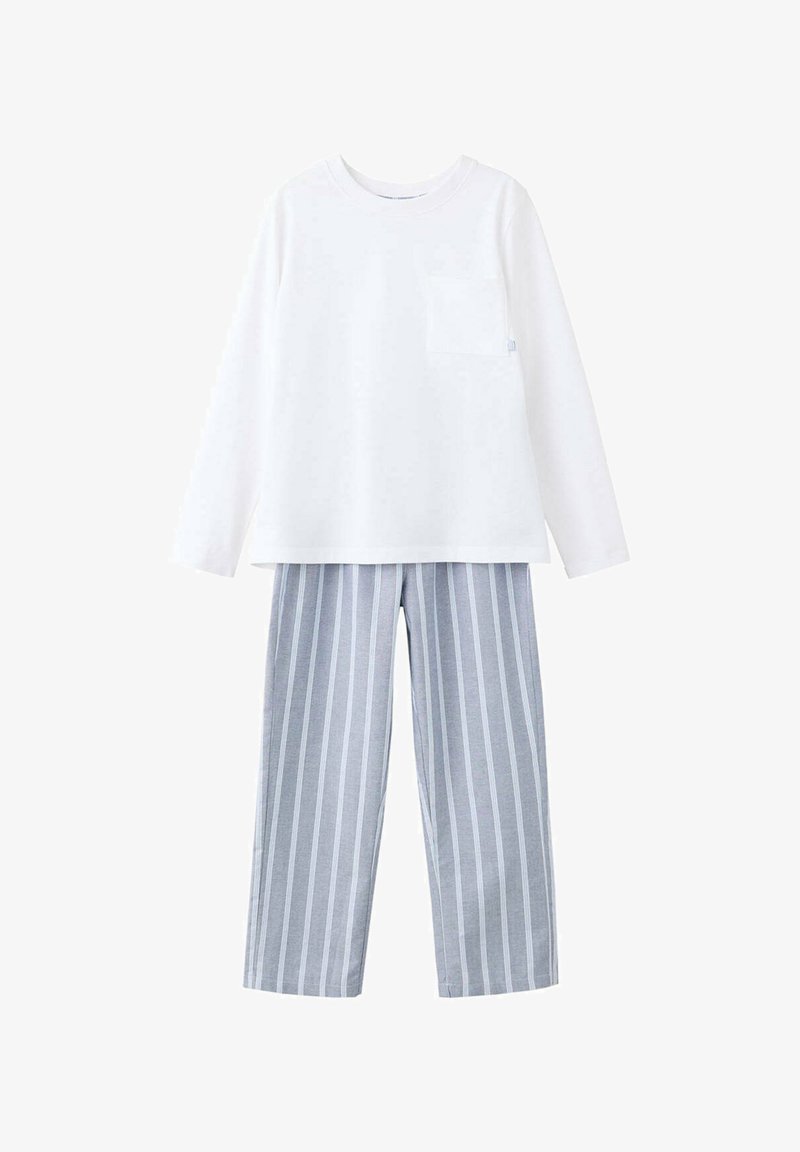 Chemise blanche à manches longues avec poche poitrine associée à un pantalon gris à rayures blanches verticales, présentée sur un fond blanc uni.