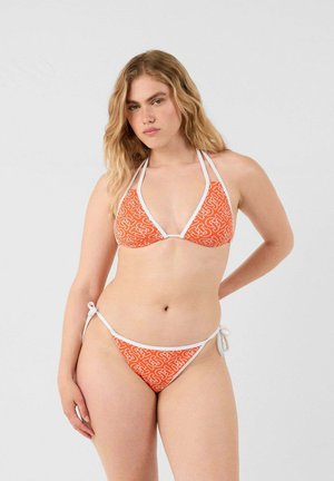 Ensemble de bikini orange composé d'un haut triangulaire avec un bord blanc et un tissu à motifs, et un bas à nouer sur les côtés assorti. Texture lisse.