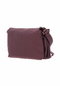 Sac bandoulière en tissu bordeaux avec une texture lisse, fermeture à glissière et une sangle réglable. Présente des plis pour l'extension et un design minimaliste.