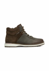 Bottine marron en cuir et daim avec lacets à l'avant et semelle en caoutchouc blanche, conçue pour un usage décontracté ou en extérieur.