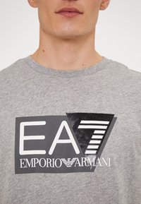 EA7 Emporio Armani Camiseta estampada - grey