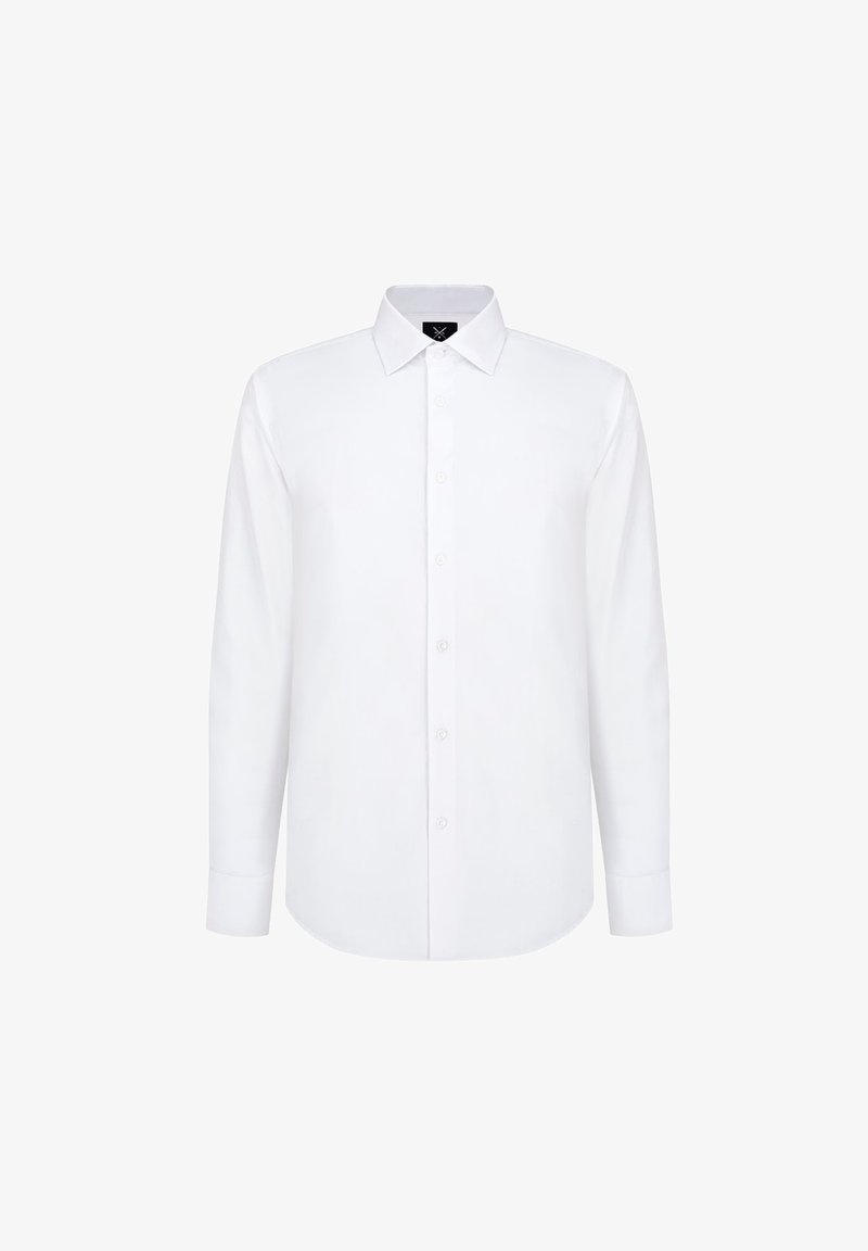 Biała koszula z długim rękawem, z wyraźnym kołnierzykiem, zapinana na guziki z przodu, o gładkiej fakturze. Brak widocznych wzorów lub akcentów.