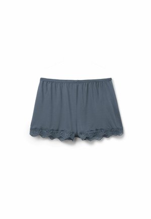 Blauwgrijze dames korte broek van zachte stof met elastische tailleband en kanten afwerking langs de onderranden, getoond tegen een witte achtergrond.