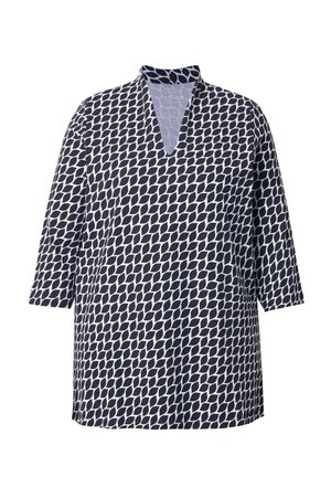 Sort-hvid mønstret tunika med trekvartærmer og V-hals, der har et geometrisk bladlignende design.