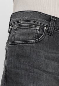 Šedé džíny z denimu s klasickým střihem, s knoflíkovým a zipovým zapínáním, pěti kapsami a jemným efektem žmolkování.