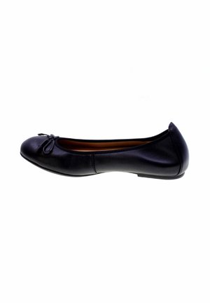 Zapato de ballet plano de cuero negro con puntera redondeada y pequeño detalle de lazo, mostrado en perfil lateral izquierdo sobre fondo blanco.