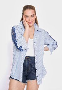 Jean Marc Philippe RAYÉE AVEC PATCH EN MACRAMÉ - Chemisier - bleu