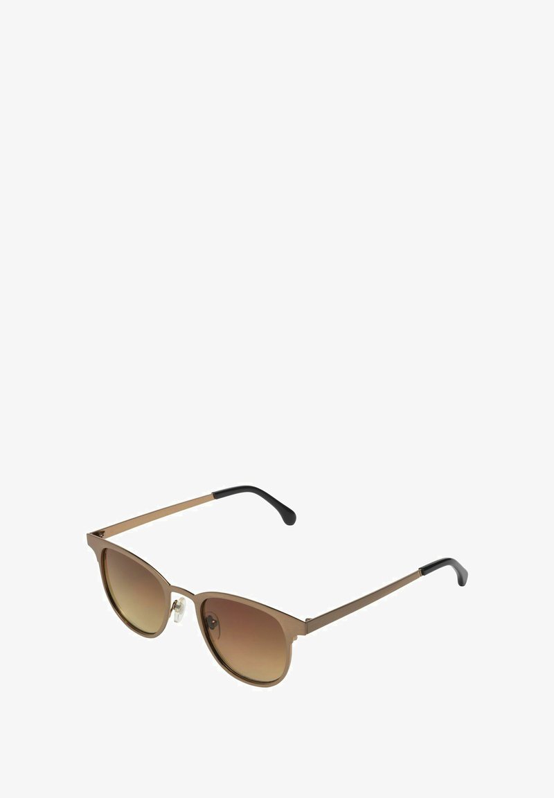 Lunettes de soleil métalliques au design œil de chat, avec des verres dégradés marron et des montures fines de couleur dorée. Les embouts de branches noirs ajoutent du contraste.