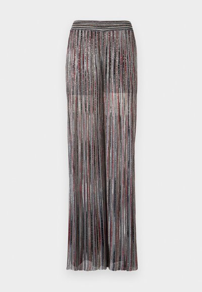 Spodnie o szerokich nogawkach w plisowanym fasonie, z metalicznymi nićmi w kolorach czerwonym, srebrnym i czarnym, z elastycznym pasem dla wygody.