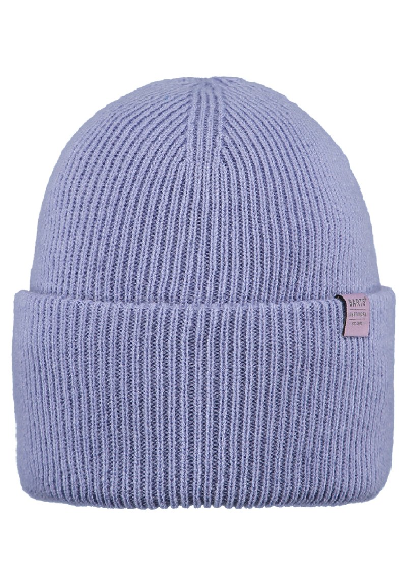 Hellblau gestrickte Mütze mit gerippter Textur, umgeschlagenem Bündchen und einem kleinen Lederetikett mit dem Markennamen an der Seite.