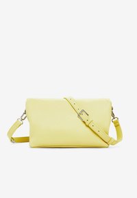 Borsa a tracolla gialla in pelle con texture liscia, forma rettangolare, tracolla regolabile e dettagli in metallo argentato.