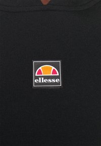 Sweat à capuche en tissu noir avec un logo carré comprenant un graphisme coloré et le texte "ellesse" en blanc. Texture lisse, design simple.