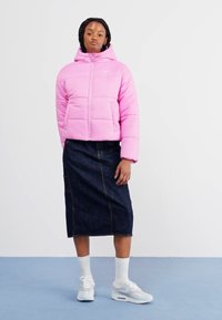 Nike Sportswear Žieminė striukė - beyond pink/white