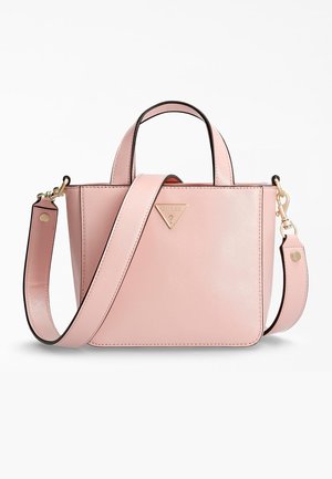 Pink læderhåndtaske med dobbelte håndtag og aftagelig skulderrem, med guldfarvet hardware og en lille trekantet Guess logo-plakette foran.