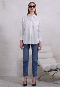 Victoria Beckham OLIVIA - Calças de ganga de perna direita - steel blue wash