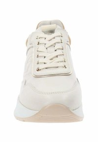Sneaker en cuir blanc avec une texture lisse, dotée d'une large languette, d'œillets en métal et d'une semelle en caoutchouc claire.