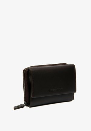 Bruine leren portemonnee met een ritssluiting, met een gladde textuur, gestikte randen en een gedebosseerd logo aan de voorkant. Compact ontwerp.