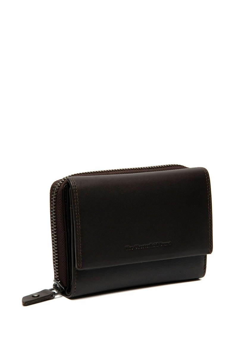 Portafoglio in pelle marrone con chiusura a zip, caratterizzato da una texture liscia, bordi cuciti e un logo impresso sul frontale. Design compatto.