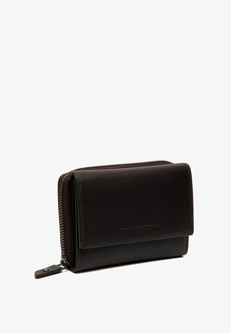 Portafoglio in pelle marrone con chiusura a zip, caratterizzato da una texture liscia, bordi cuciti e un logo impresso sul frontale. Design compatto.