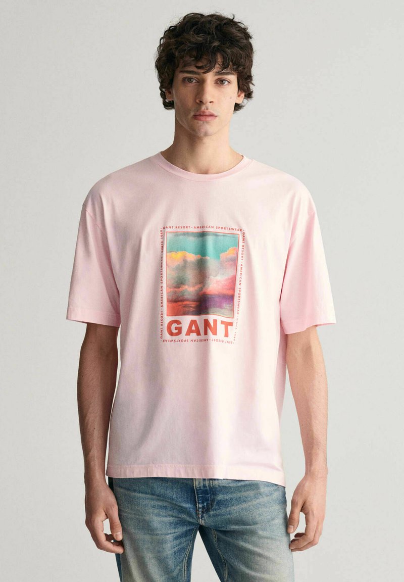 Roze katoenen T-shirt, relaxed fit, met een kleurrijke grafische print met de tekst "GANT". Korte mouwen en ronde halsontwerp.