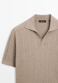 Maglione beige a manica corta lavorato a maglia con motivo a trecce e colletto aperto, etichettato Massimo Dutti.