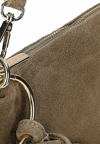 Pochette en daim marron avec fermeture éclair dorée et porte-clés attaché par une boucle en daim, avec un fermoir doré et une étiquette en métal.